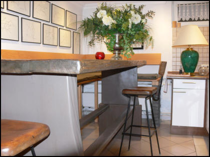 Bartisch mit Bank